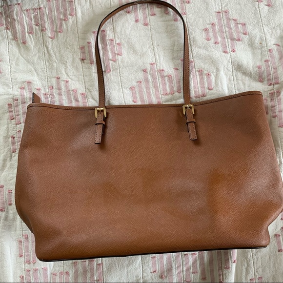 Jet Set Medium Saffiano Leather Top-Zip Tote Bag - Picture 12 of 16